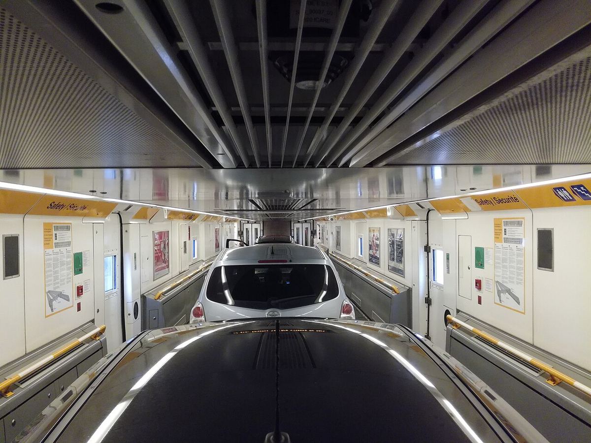 Minibús choca contra tren de carga en el Channel Tunnel, 19 personas…