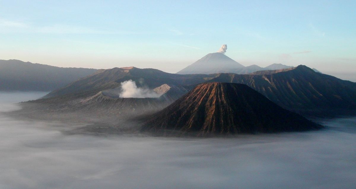 ブラモ山火事、消火活動中に当局者とボランティア4人死亡