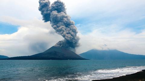 アナク・クラカタウ山が5回噴火、火山灰がバンテンとランプンに拡散