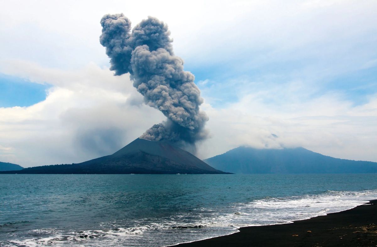 El volcán Anak Krakatau entra en erupción cinco veces y la ceniza…
