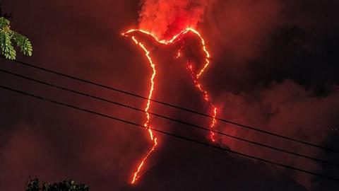 Waldbrände am Gunung Ringgit lodern erneut, Flammen bis Sidoarjo…