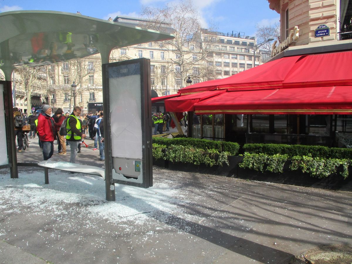 フランス全国行動:数百人逮捕、マルセイユ警察本部が襲撃される