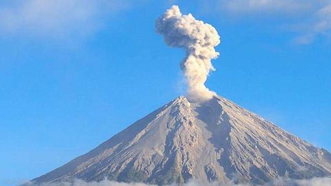 El volcán Semeru entra en erupción 3 veces y columna alcanza 1 km