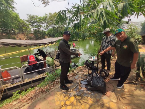700 Kg Bangkai Ikan Sapu-sapu Diangkat dari Kali Bekasi