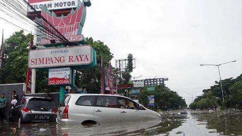 Calle de Simalungun se Vuelve 'Piscina Gigante', Minibús Casi se Hunde