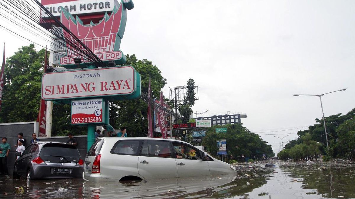 Simalungun : route inondée, un minibus évacué par le toit