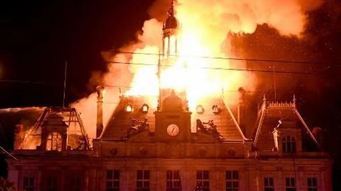 フランス暴動激化：リモージュ市庁舎が放火され、1,800人逮捕