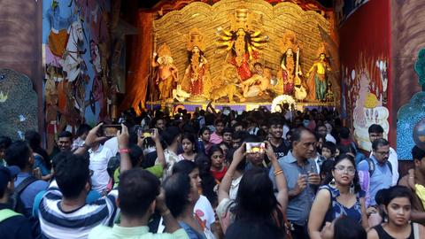 加尔各答杜尔迦节庆典发生踩踏事件 19人死亡