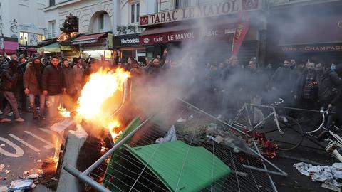 フランスの暴徒に放火され崩壊したリモージュ市庁舎の塔