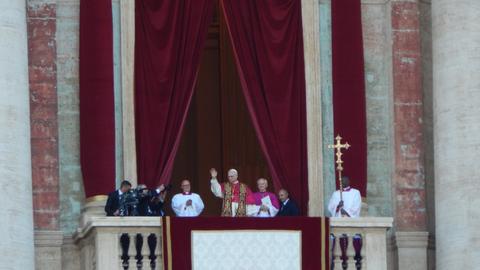 Le pape Léon XIV récite l'Angélus après son opération du poumon