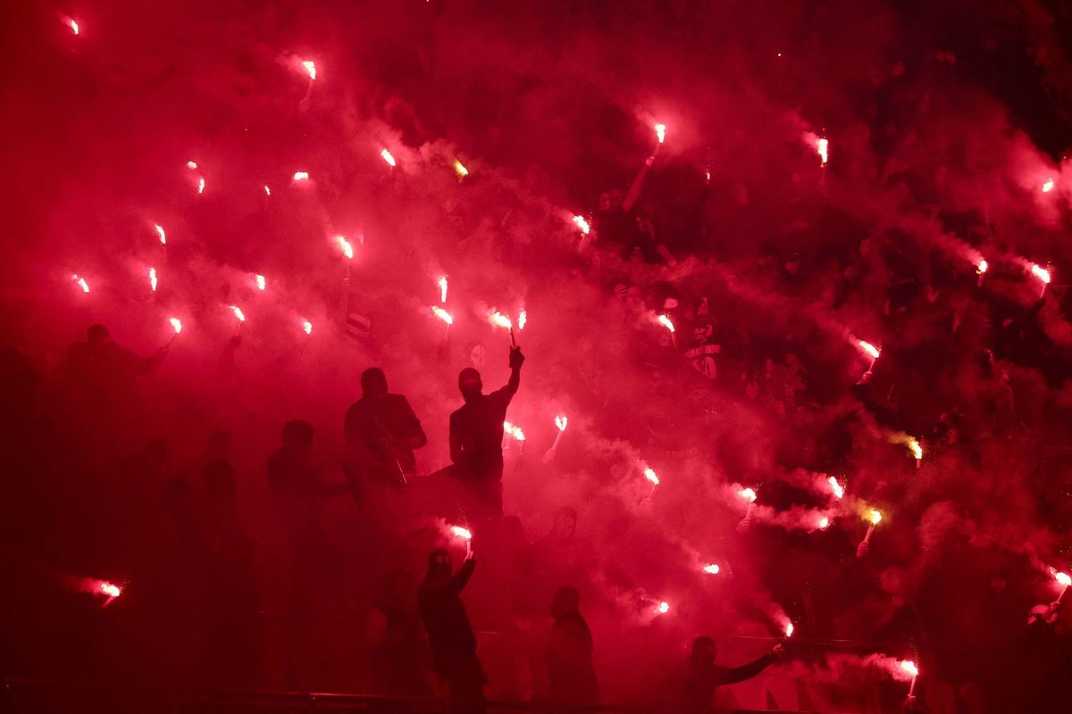 ¡Disturbios! Lanzamiento de bengalas marca el Persita vs Persija 3-2