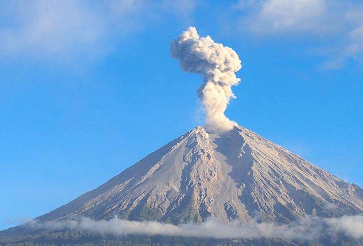 セメル山が日曜未明に再噴火、昨夜は29回の噴火地震を記録