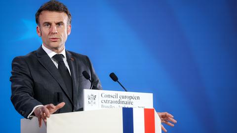 Macron Pertahankan Menteri Dalam Negeri di Tengah Rusuhan: 2,400…