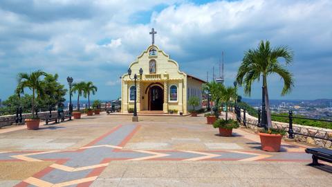 Ecuador: Priester bei Live-Messe von herabstürzendem Kreuz erschlagen