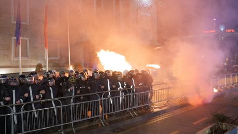 295 Terluka, Bentrokan Demonstran vs Polis Albania Masuk Hari Ketujuh