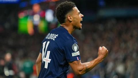 باريس سان جيرمان يسحق برشلونة 4-2 وديمبيلي يُصاب