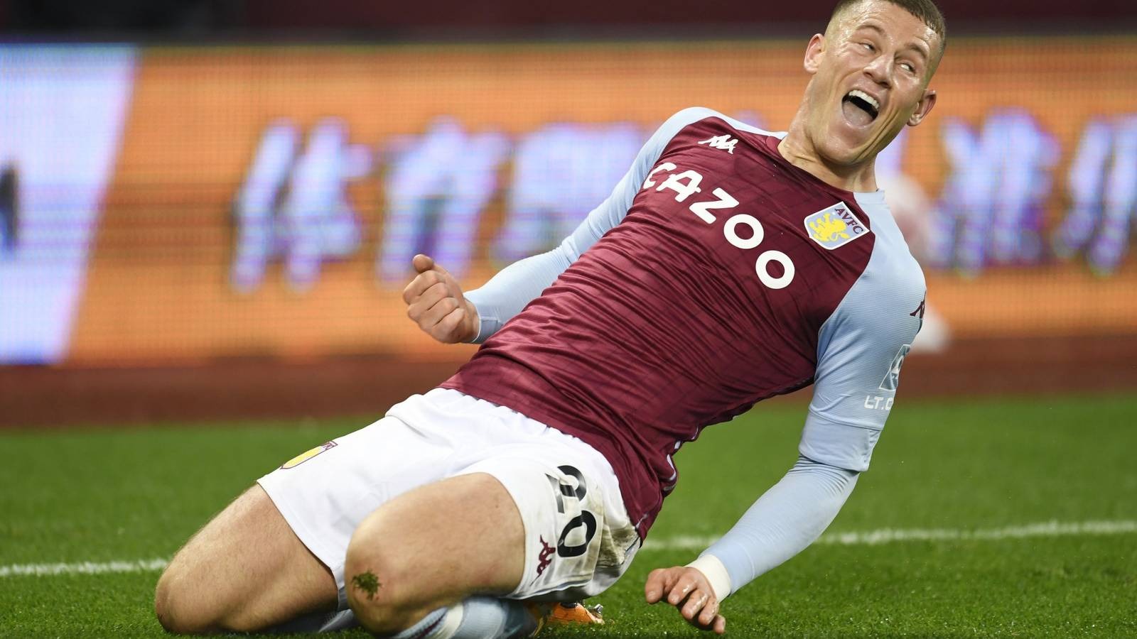 أستون فيلا يهزم فيكينغ 3-1 ويحاذي باريس سان جيرمان في صدارة الترتيب