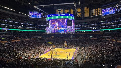 NBA揭幕战：湖人127-105大胜勇士迎后詹姆斯时代开门红
