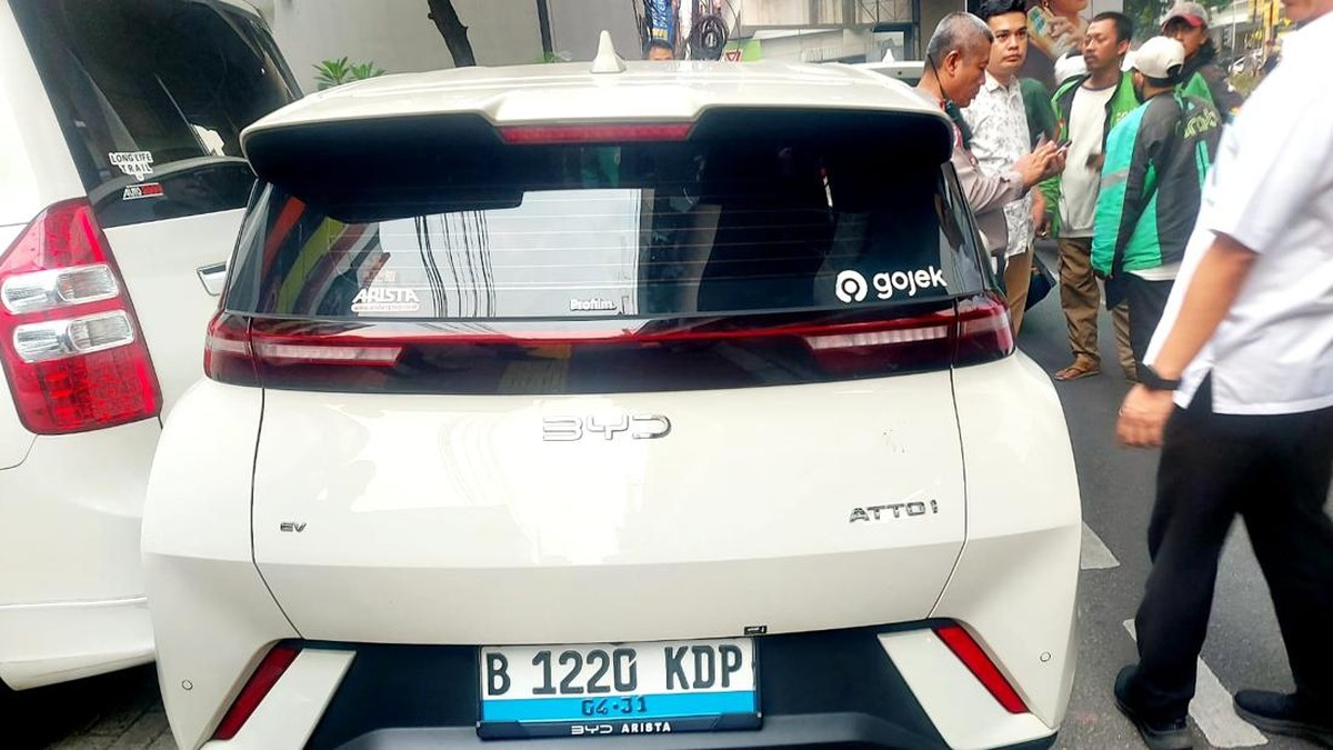 Collision en chaîne à Blok M : une BYD Atto 1 percute 4 voitures et…