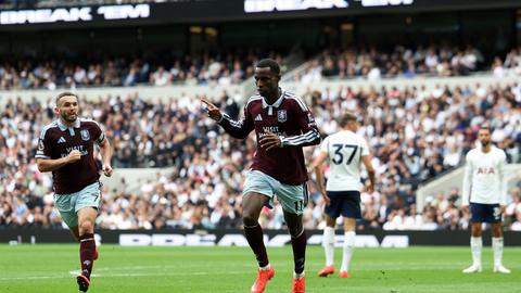 Jackson Brace Bawa Aston Villa Hentikan Man City 2-1