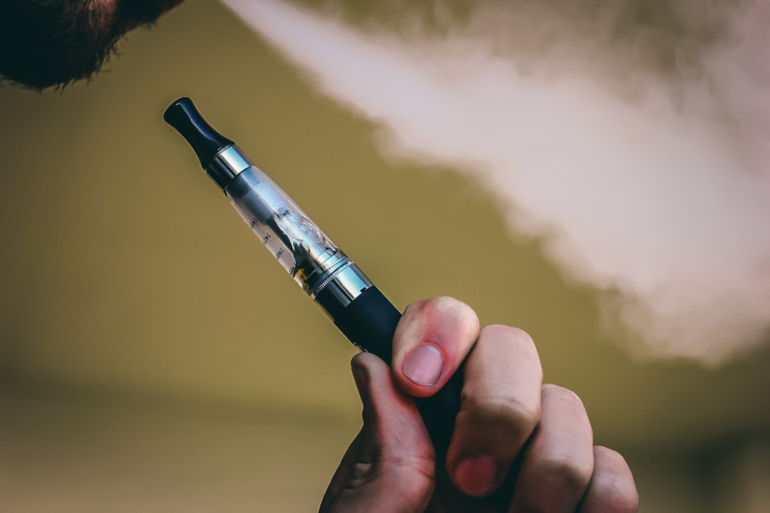 La Commission III approuve l'interdiction totale du vape par le chef…