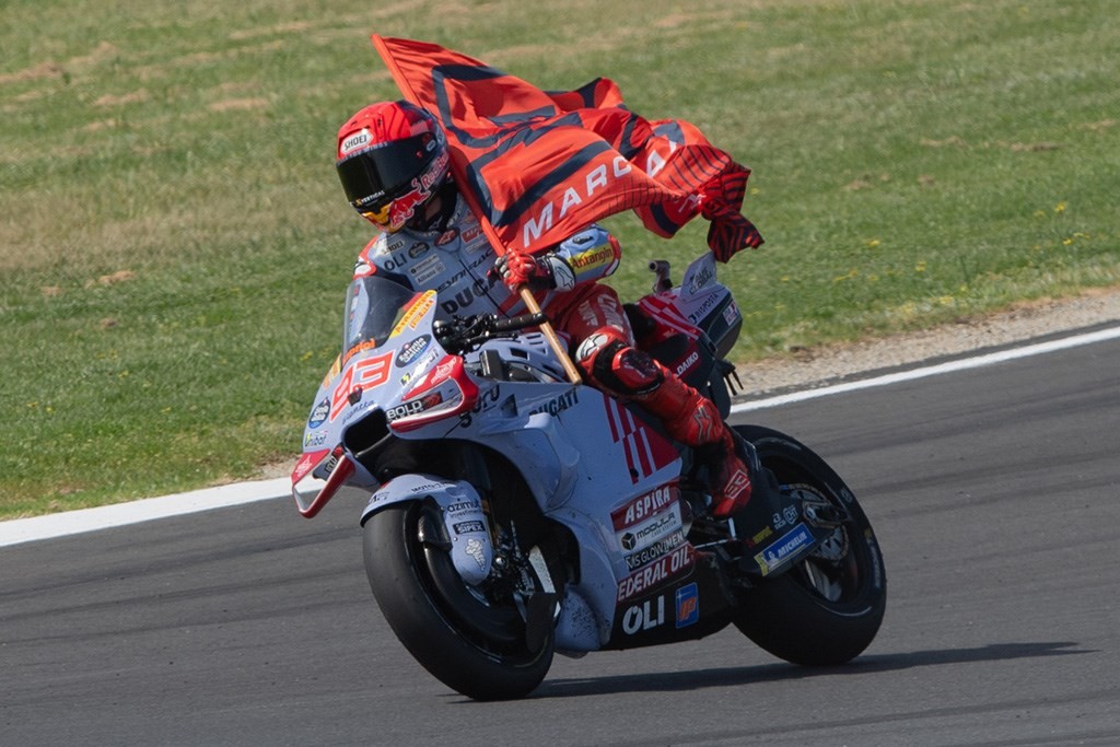Marc Marquez Bangkit Usai Jatuh, Amankan Pole Australia