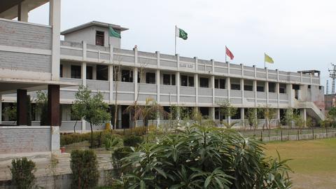 Teto de escola desaba em Peshawar: 34 crianças e um professor mortos