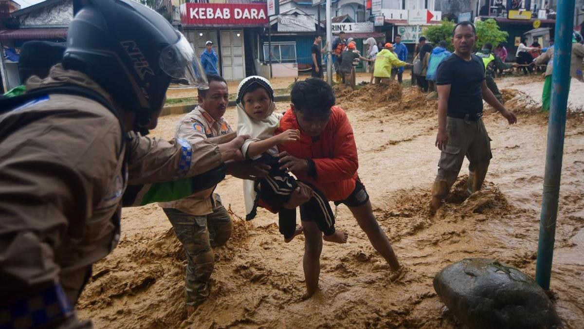 パダンで鉄砲水:120棟の家屋損壊、緊急堤防が完成