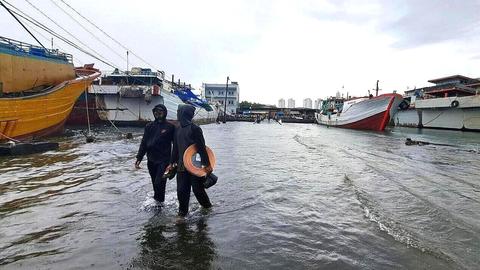 ロブの洪水が11地域を脅かし、沿岸の4メートルの波