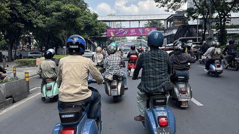 新手如何驾驶踏板摩托车：先掌握油门和刹车