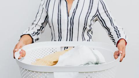 如何用家中常见材料去除白衣服上的黄渍
