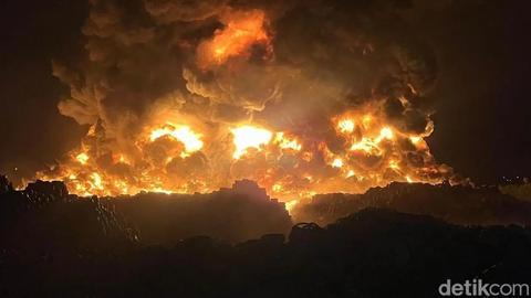 Fire Destroys 10 Thousand Tons of Used Tires in Mojokerto, Blaze…