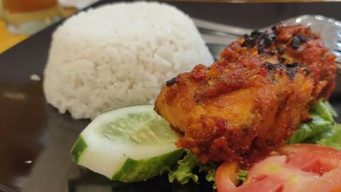 Rezept für zartes Soja-Hähnchen vom Grill, bei dem die Marinade bis…