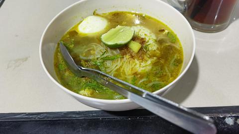 Rezept für Soto Ayam Lamongan mit gelber Brühe und würzigem Koya