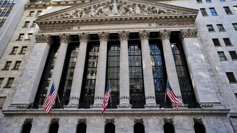 وول ستريت تهوي وخام برنت يقفز إلى 113 US$ للبرميل